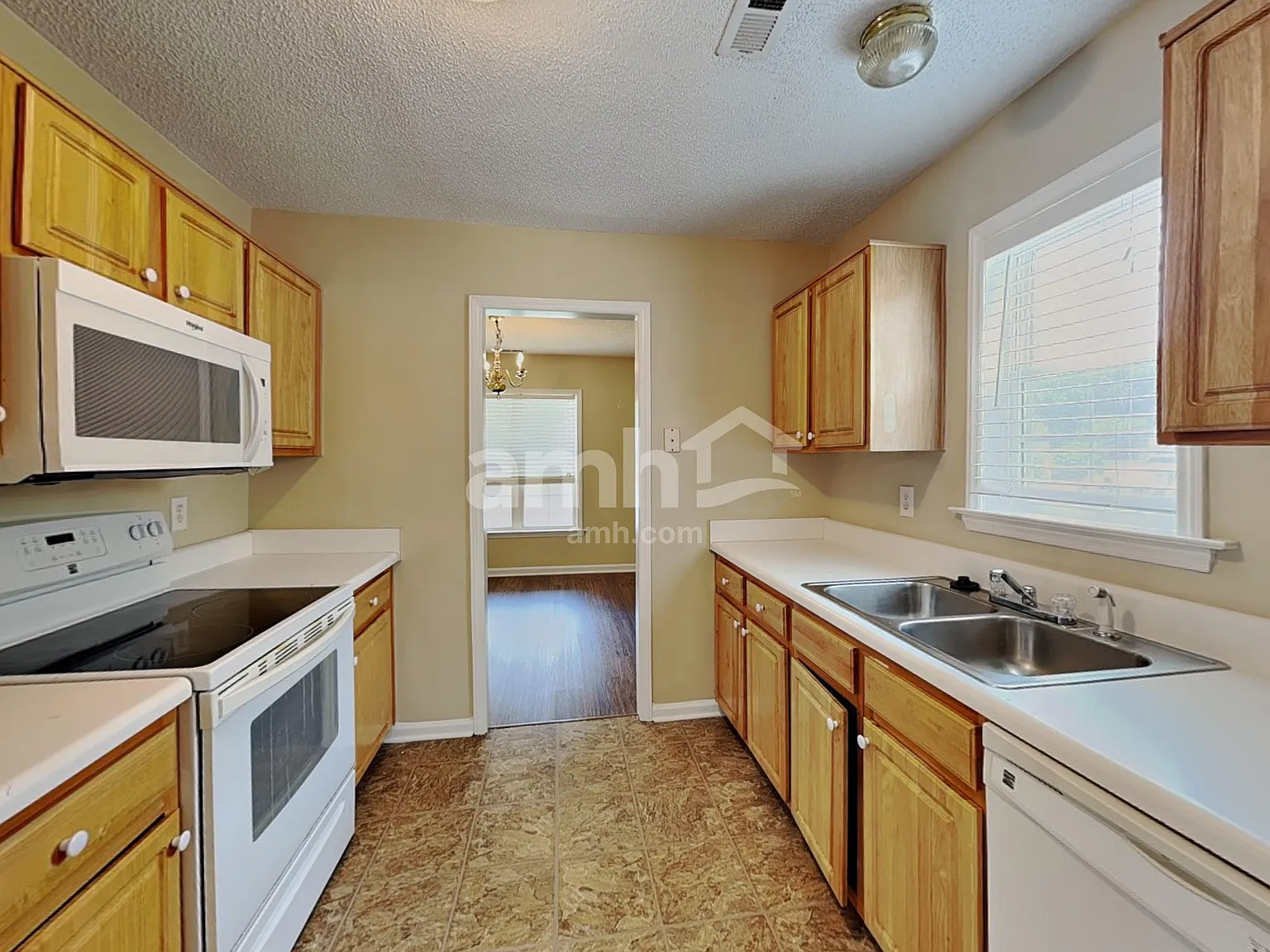 3 bed, 2.5 bath, 1594 sqft, $1,920 — Photo 4