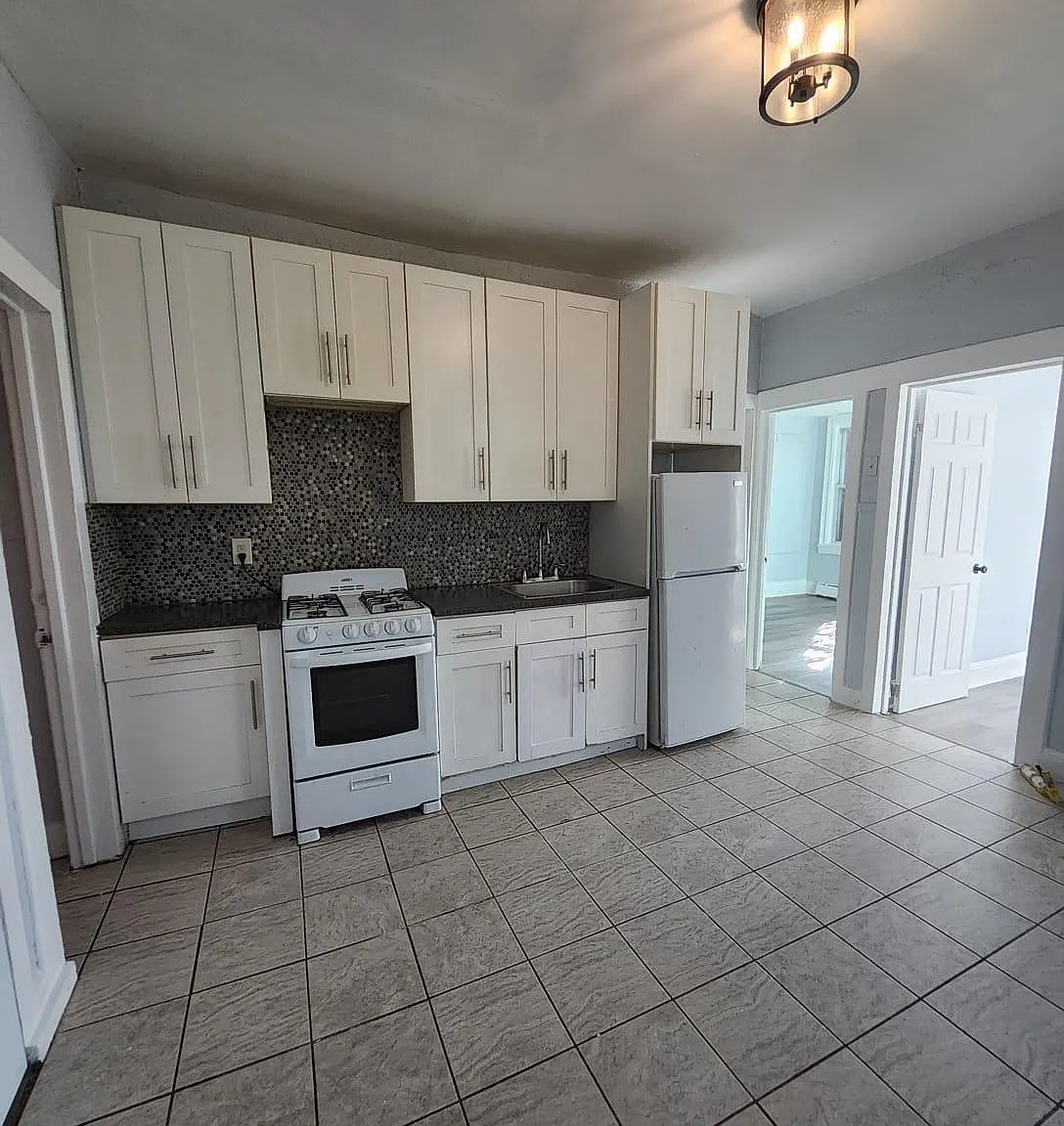 3 bed, 1000 sqft, $1,899 — Photo 1