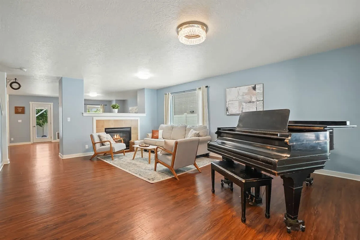 5 bed, 2.0 bath, 990 sqft, $6,246 — Photo 1