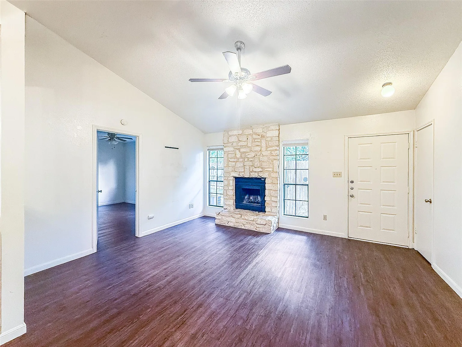 3 bed, 2.0 bath, 1042 sqft, $1,395 — Photo 2