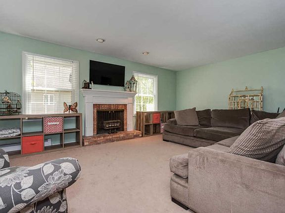 3rd image of 5549 Skyway Dr NE