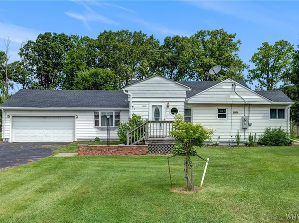 5910 Edgewood Dr, Niagara Falls, NY 14304