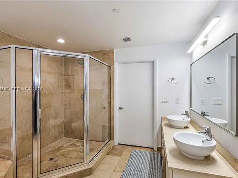 700 NE 25th St #1902 — Photo 11