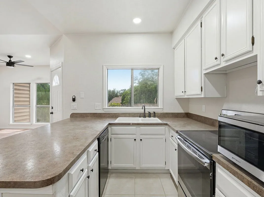 2 bed, 3.0 bath, 1211 sqft, $2,000 — Photo 2