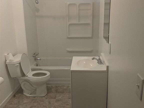 4th image of 2333 Benjamin St