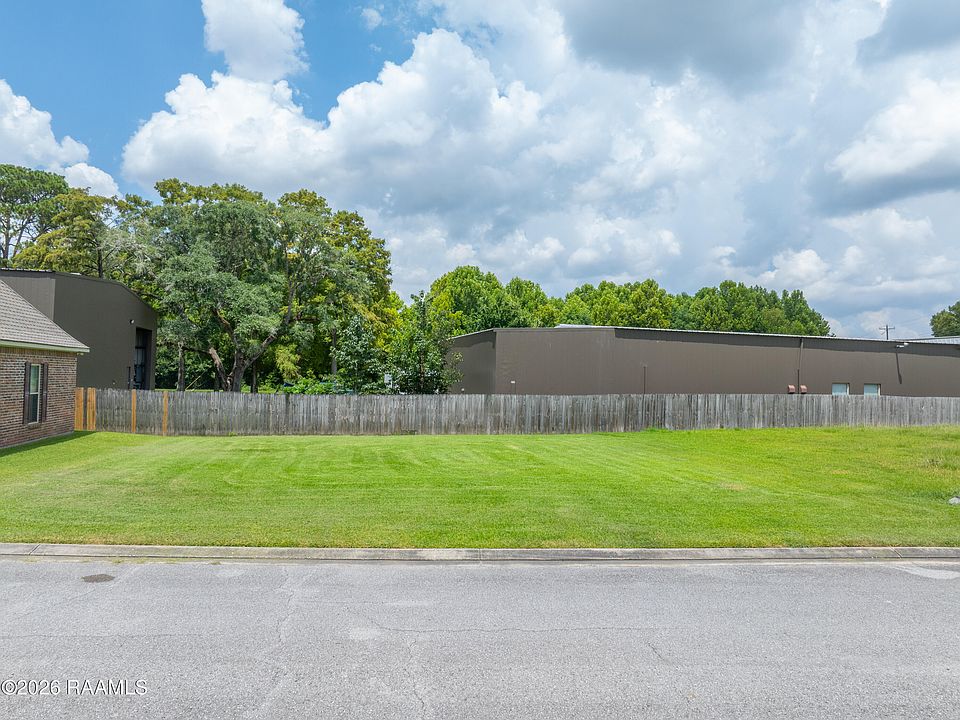 1st image of 102 Pecan Leaf Dr