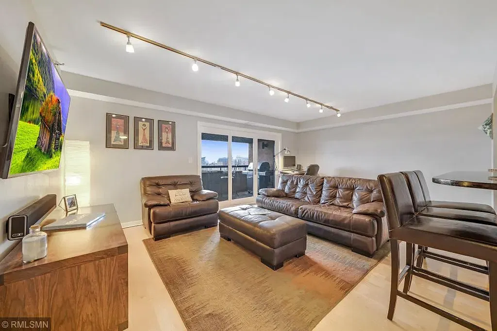 1 bed, 886 sqft, $2,199 — Photo 2