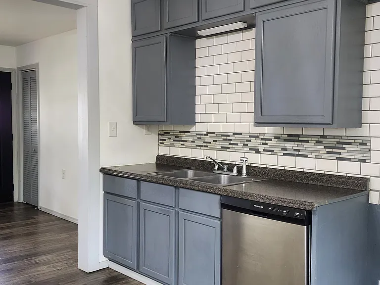 1212 Hollyhock Ln — Photo 3