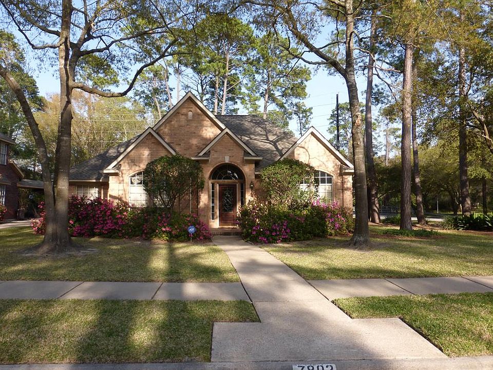 Super Weekley Home Across From the Lake with View of the Fountain and Open Wooded Areas! Lots of Rec