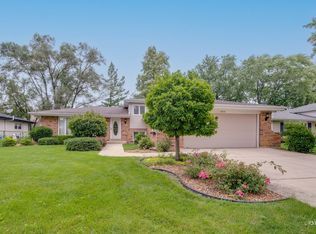 1906 McAdam Rd, Darien, IL 60561