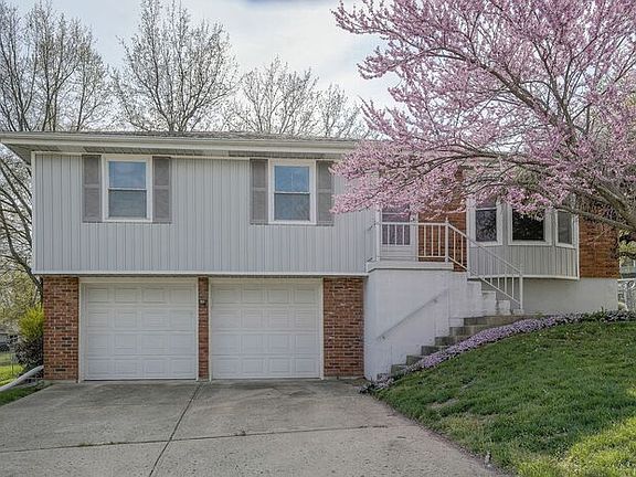 2nd image of 708 SE Parkwood Ct