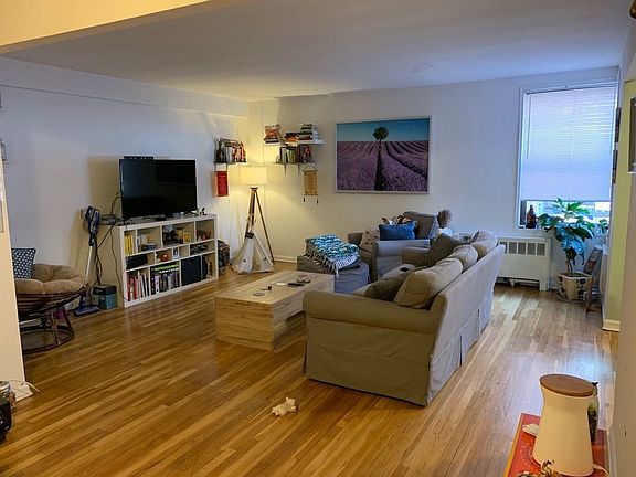 3rd image of 3950 Blackstone Ave APT 2B