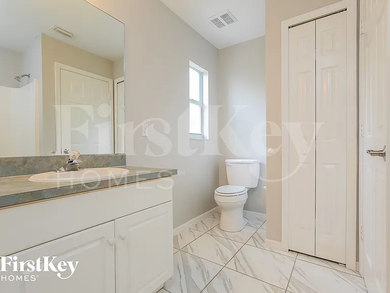 215 Mossrosse St — Photo 10