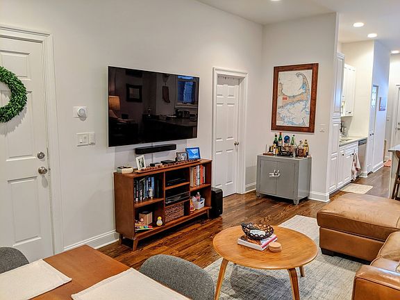 4th image of 1521 N Wood St #2