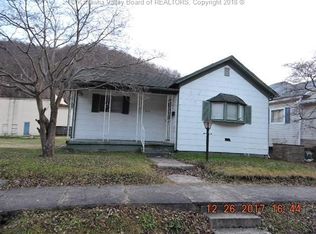 613 4th Ave, Montgomery, WV 25136