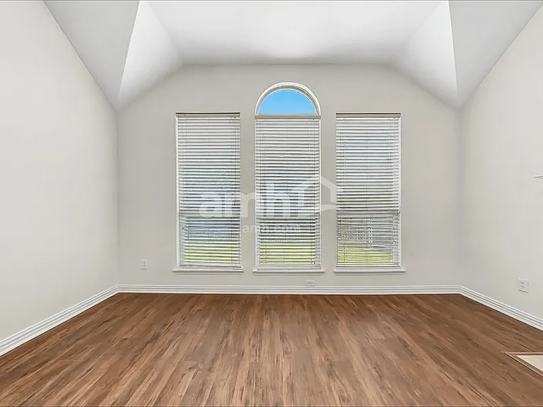 7501 Providence Dr — Photo 6