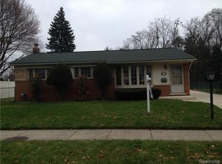 36520 Dowling St, Livonia, MI 48150