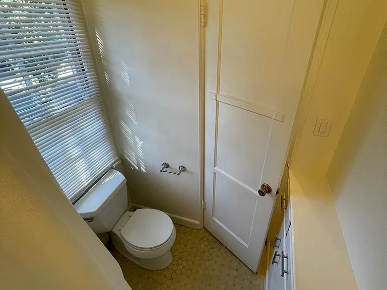 228-230 S Oakland Ave — Photo 13