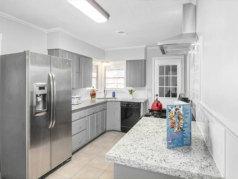2215 Silverbonnet St — Photo 4