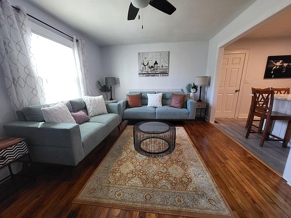 3rd image of 2207 Catalina Ave