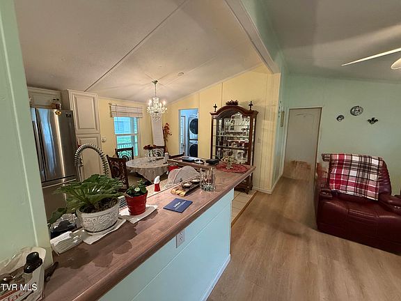 4th image of 109 Sheri St