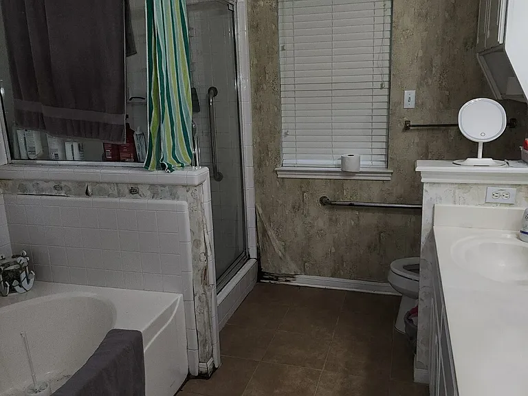 2403 Crystal Dr — Photo 7