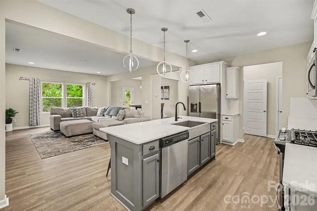 3 bed, 2.5 bath, 2273 sqft, $2,600 — Photo 2