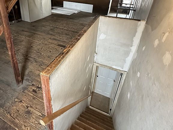 4th image of 607 E Broad St Floor 2