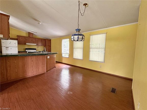 5th image of 145 Oriole Dr