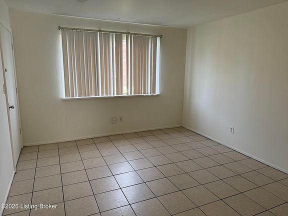 5th image of 910 Sinclair St