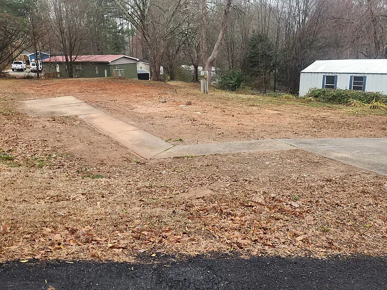 212 Creekside Dr — Photo 2