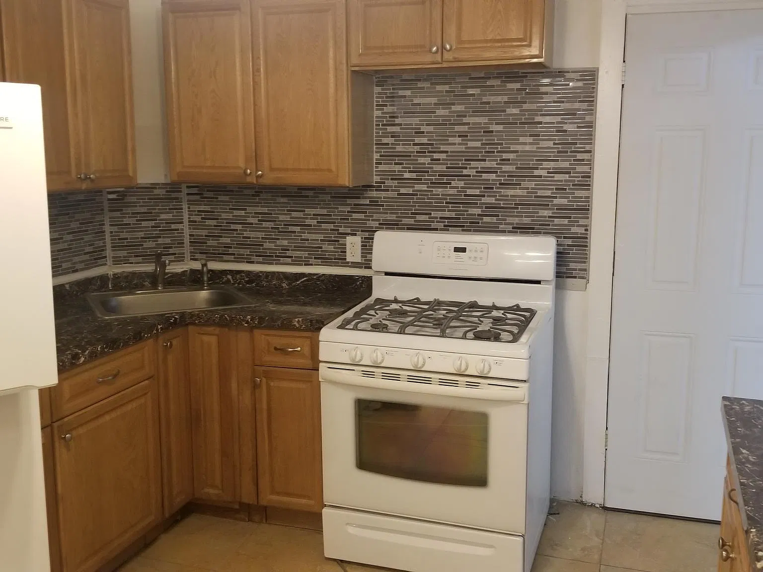 48 Caroline Ave — Photo 2