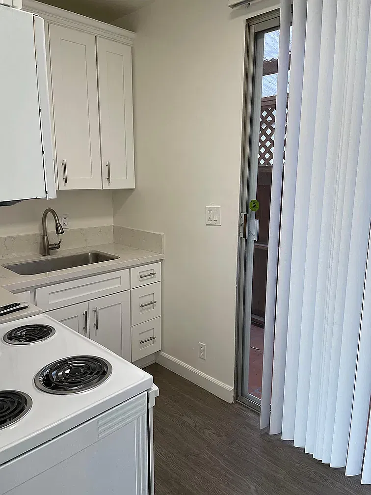 1 bed, 700 sqft, $2,420 — Photo 1