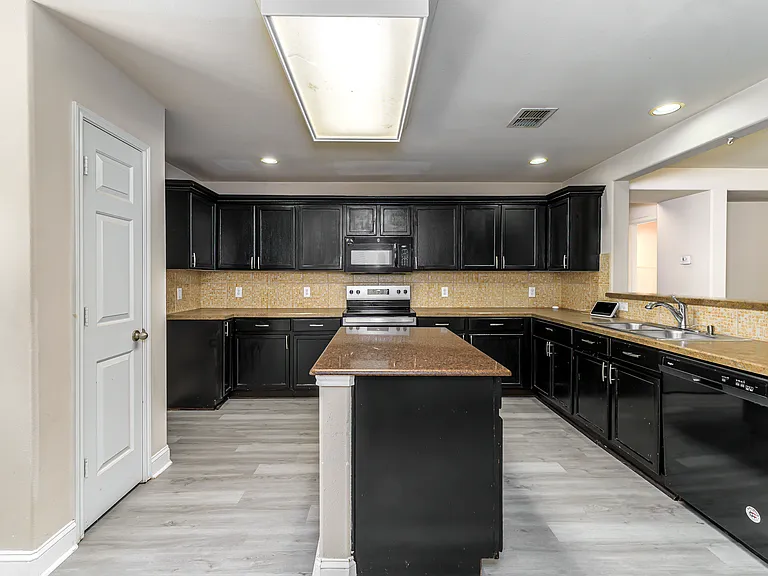 5946 Harbor Glen Dr — Photo 7