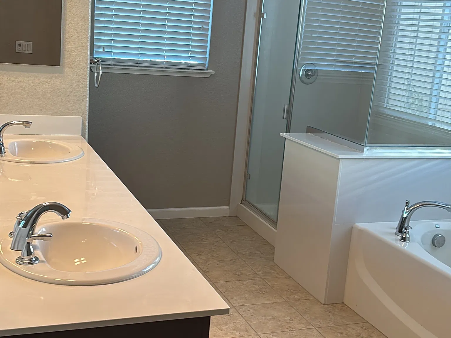 5 bed, 2842 sqft, $3,950 — Photo 3