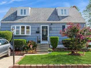 221 E Hoffman Ave, Lindenhurst, NY 11757