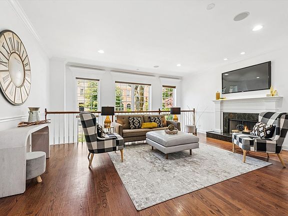2nd image of 3625 N Lakewood Ave APT 1N