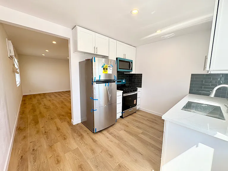 655 Westminster Ave #11 — Photo 3