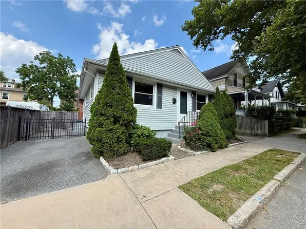 25 Thurston Ave, Newport, RI 02840