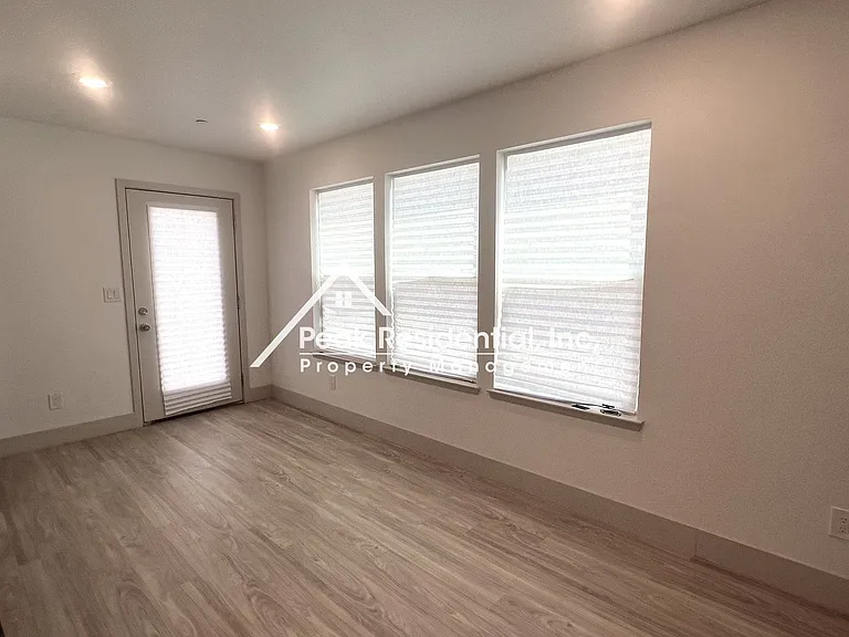 4867 V St — Photo 7