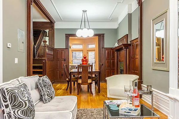 Rented by Dixon Advisory USA Inc. | media 31