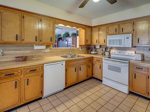 3rd image of 1728 Debbie Ln