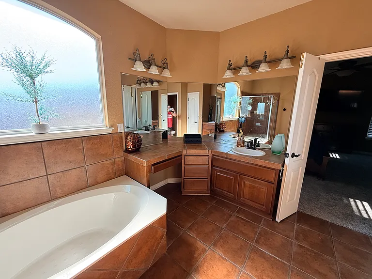 22211 Covella Ct — Photo 32