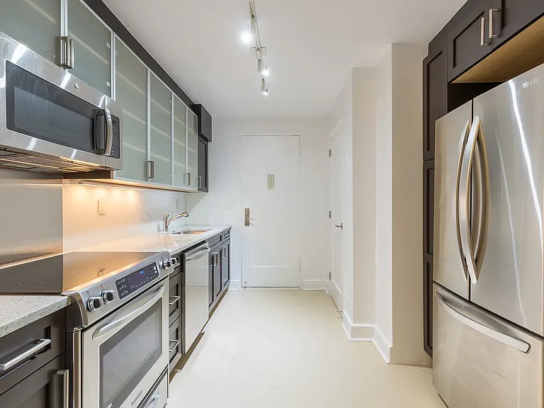 210 W 70th St #1506 — Photo 3