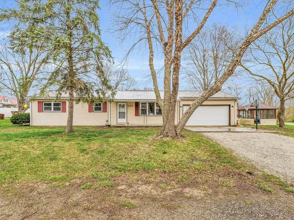 202 S 4th St, Fisher, IL 61843