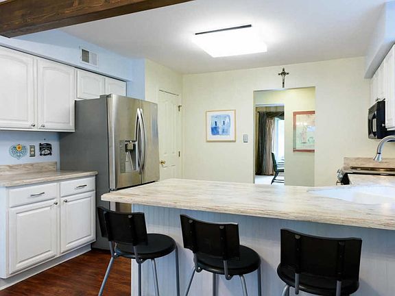 5th image of 208 Pine Valley Dr