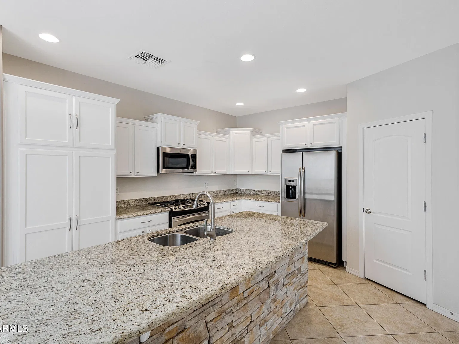 3 bed, 2.5 bath, 2400 sqft, $2,495 — Photo 1