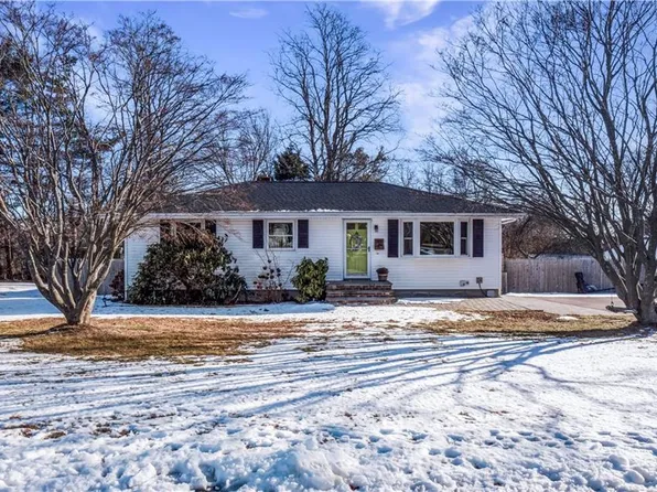 146 Watson Dr, Portsmouth, RI 02871