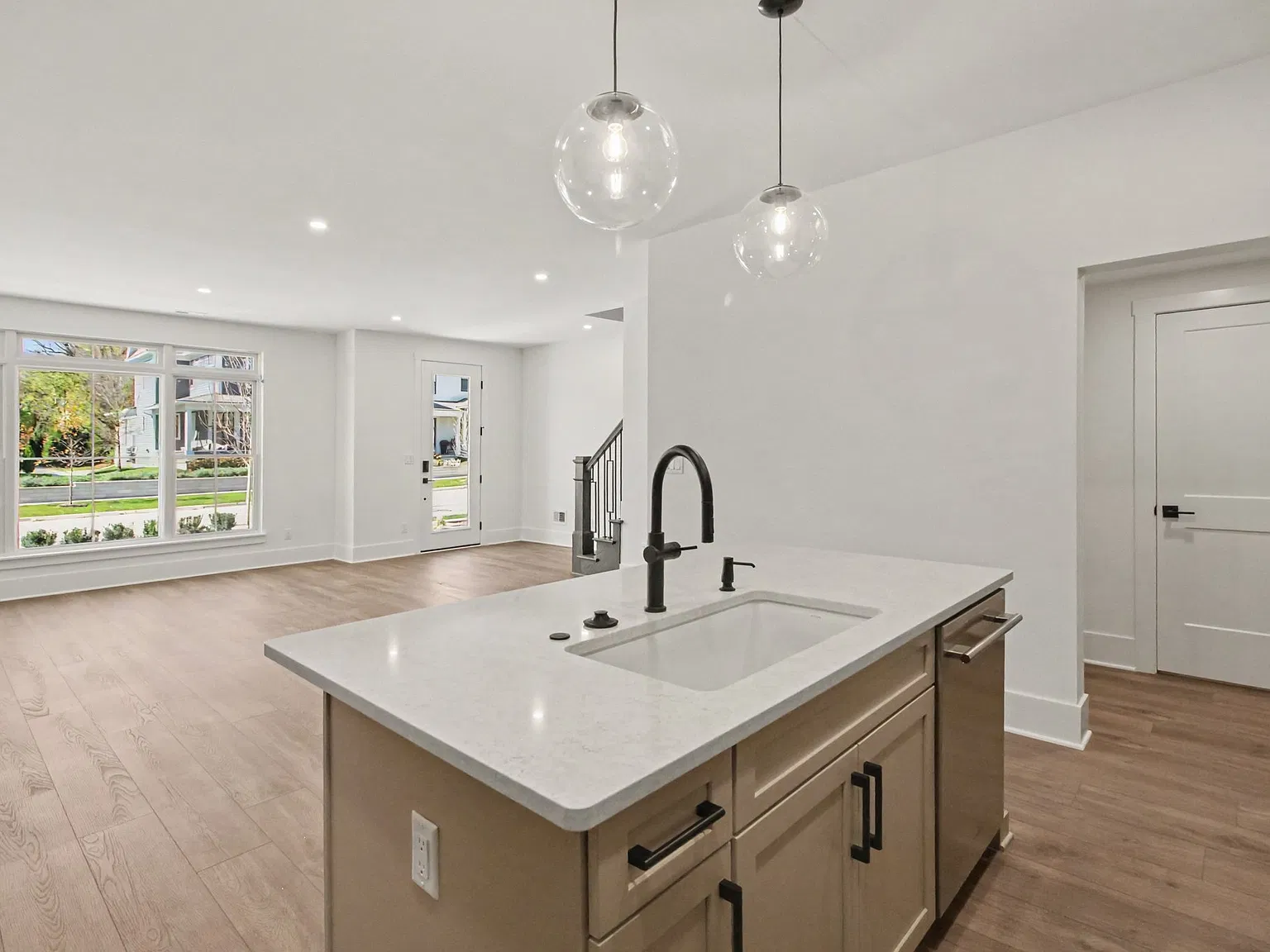 3 bed, 1709 sqft, $4,500 — Photo 4