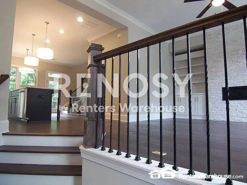 Beautiful townhome in gated community!! 3 Bed 3 bath on 3 levels in Brookhaven — Photo 2